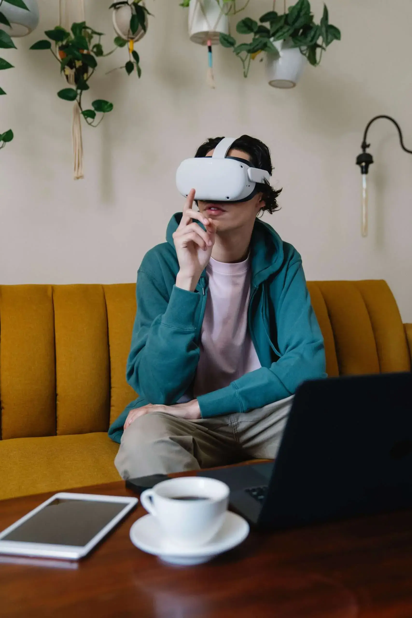 person doing online virtual reality therapy to cope with chronic pain